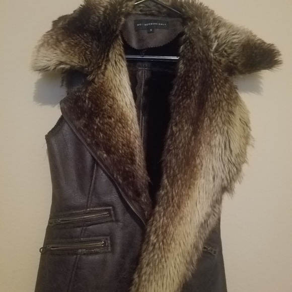 Brown distressed vest size small with faux fur - Picture 3 of 3